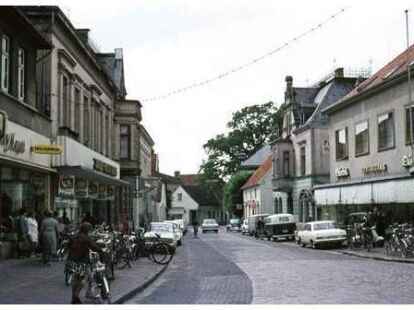 Hier zeigt Ihnen N@chbar Ralf Onken Aufnahmen von damals und heute. Hier zu sehen ist die Schlo&szlig;stra&szlig;e im Jahr 1966 ...