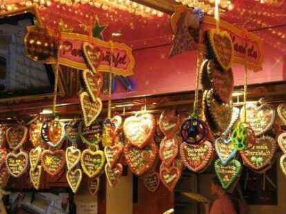 Auf einem Markt d&uuml;rfen auch die typischen Lebkuchenherzen nicht fehlen. Alle Bilder des Kramermarktes im abendlichen Glanz sind auf  zu bestaunen.