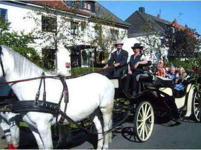 Allen voran fuhr in der Kutsche der neue Prinz Hanfred mit dem Kinderprinzenpaar Jan und Merle aus Rhauderfehn. Alle Aufnahmen zeigt Frank Schnitker auf .