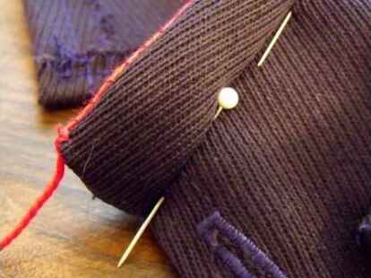 ... doch hier sind bereits ein kleiner Kragen und ein Knopfloch zu erkennen. Der Kragen war eine Herausforderung beim N&auml;hen.