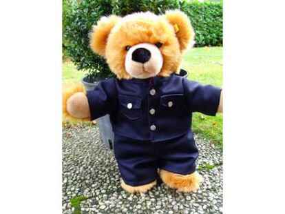 Das fertige St&uuml;ck bei der Anprobe: Es ist eine Feuerwehruniform f&uuml;r das Maskottchen der Freiwilligen Feuerwehr Hollwege. Die Entstehung dieser Uniform k&ouml;nnen Sie auf  nachvollziehen.