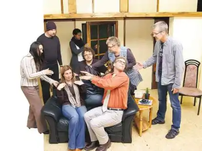 &bdquo;Der nackte Wahnsinn&ldquo; (von links): Jeniffer Carstens, Rolf Wilkens, Birgit Gl&uuml;ckselig, Olaysha Brown, Hans-Gerd Hansing, Inge Hoppe, Ren&eacute; Mar&eacute;chal und Axel de Grave