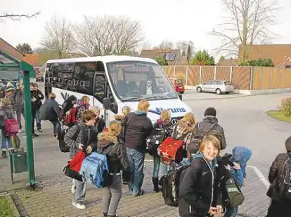 Zu Schulzeiten herrscht stets reger Betrieb an Bushaltestellen, wie beispielsweise an der Haupt- und Realschule Bockhorn (Bild). Anders verh&auml;lt es sich nach Angaben des Busunternehmens Bruns w&auml;hrend der Ferien.