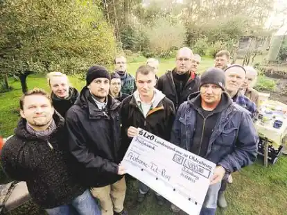 Hilfe der Sportgruppe &bdquo;Airborne Fit&ldquo; f&uuml;r kriegsversehrten Martin (vorn v. links): Adam Dziura (Orga-Team), Robert Sedlatzek-M&uuml;ller (Bund Deutscher Veteranen), Thorsten Kaiser (Orga-Team) und Martin.Gold wert: (v.links): Michael Isensee mit B&auml;ckermeisterin und BBS-3-Fachlehrerin Ulrike Hame und Hilfe f&uuml;r den Kinderhospizdienst: 2000 Euro erhielten Tanja WiIle (links) und Cosima H&uuml;nefeld von Guido Ullmann.