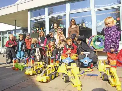 Richtig klasse fanden die Jungen und M&auml;dchen des Kindergartens Halsbek diese Spende und probierten die Spielsachen sofort aus.