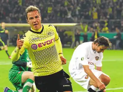 Die Entscheidung: W&auml;hrend Mario G&ouml;tze (vorn) seinen Treffer zum 2:0 f&uuml;r Borussia Dortmund bejubelt, lassen sich die Dresdner entt&auml;uscht auf den Rasen fallen.