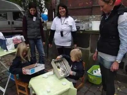 Anl&auml;sslich des Weltkindertages 2011 hat der Oldenburger Kinderschutzbund in der Innenstadt einen Stand aufgebaut. Die Kleinen konnten sich beim Erstellen von Murmelbildern k&uuml;nstlerisch ausleben.