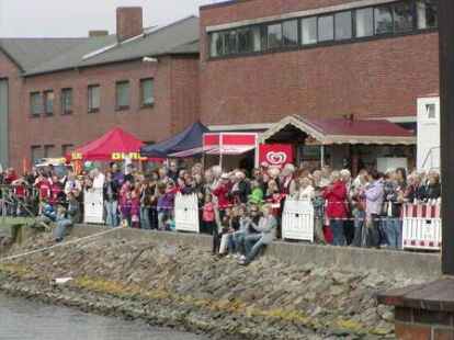 Bei Kaiserflug, Papierboot-Regatta und Kaiserrutsche am&uuml;sierten sich Teilnehmer und Publikum sehr. Kurz bevor Moderator Ludger Abeln vom Norddeutschen Rundfunk das Startsignal gegeben hatte, machte sich unter den Kindern Unruhe breit. Doch s&auml;mtliche Kunstwerke aus Papier, Pappe und ganz viel Kleister trugen ihre kleinen Besatzungsmitglieder zur&uuml;ck an die Rampe. Am schnellsten waren Bernhard M&uuml;ller und Elias Holthusen. Sie hatten f&uuml;r die Strecke lediglich 45 Sekunden gebraucht. C&auml;cilie M&uuml;ller und Jette R&uuml;themann, die einzigen M&auml;dchen unter den Teilnehmern der Papierboot-Regatta, erk&auml;mpften sich den zweiten Platz.