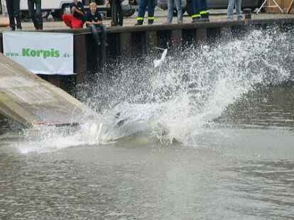 Bei Kaiserflug, Papierboot-Regatta und Kaiserrutsche am&uuml;sierten sich Teilnehmer und Publikum sehr. Kurz bevor Moderator Ludger Abeln vom Norddeutschen Rundfunk das Startsignal gegeben hatte, machte sich unter den Kindern Unruhe breit. Doch s&auml;mtliche Kunstwerke aus Papier, Pappe und ganz viel Kleister trugen ihre kleinen Besatzungsmitglieder zur&uuml;ck an die Rampe. Am schnellsten waren Bernhard M&uuml;ller und Elias Holthusen. Sie hatten f&uuml;r die Strecke lediglich 45 Sekunden gebraucht. C&auml;cilie M&uuml;ller und Jette R&uuml;themann, die einzigen M&auml;dchen unter den Teilnehmern der Papierboot-Regatta, erk&auml;mpften sich den zweiten Platz.