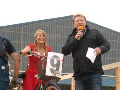 Bei Kaiserflug, Papierboot-Regatta und Kaiserrutsche am&uuml;sierten sich Teilnehmer und Publikum sehr. Kurz bevor Moderator Ludger Abeln vom Norddeutschen Rundfunk das Startsignal gegeben hatte, machte sich unter den Kindern Unruhe breit. Doch s&auml;mtliche Kunstwerke aus Papier, Pappe und ganz viel Kleister trugen ihre kleinen Besatzungsmitglieder zur&uuml;ck an die Rampe. Am schnellsten waren Bernhard M&uuml;ller und Elias Holthusen. Sie hatten f&uuml;r die Strecke lediglich 45 Sekunden gebraucht. C&auml;cilie M&uuml;ller und Jette R&uuml;themann, die einzigen M&auml;dchen unter den Teilnehmern der Papierboot-Regatta, erk&auml;mpften sich den zweiten Platz.