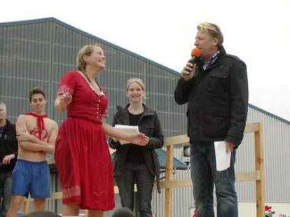 Bei Kaiserflug, Papierboot-Regatta und Kaiserrutsche am&uuml;sierten sich Teilnehmer und Publikum sehr. Kurz bevor Moderator Ludger Abeln vom Norddeutschen Rundfunk das Startsignal gegeben hatte, machte sich unter den Kindern Unruhe breit. Doch s&auml;mtliche Kunstwerke aus Papier, Pappe und ganz viel Kleister trugen ihre kleinen Besatzungsmitglieder zur&uuml;ck an die Rampe. Am schnellsten waren Bernhard M&uuml;ller und Elias Holthusen. Sie hatten f&uuml;r die Strecke lediglich 45 Sekunden gebraucht. C&auml;cilie M&uuml;ller und Jette R&uuml;themann, die einzigen M&auml;dchen unter den Teilnehmern der Papierboot-Regatta, erk&auml;mpften sich den zweiten Platz.