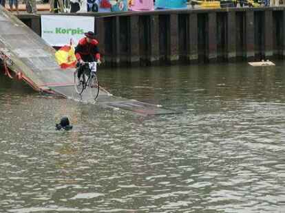 Bei Kaiserflug, Papierboot-Regatta und Kaiserrutsche am&uuml;sierten sich Teilnehmer und Publikum sehr. Kurz bevor Moderator Ludger Abeln vom Norddeutschen Rundfunk das Startsignal gegeben hatte, machte sich unter den Kindern Unruhe breit. Doch s&auml;mtliche Kunstwerke aus Papier, Pappe und ganz viel Kleister trugen ihre kleinen Besatzungsmitglieder zur&uuml;ck an die Rampe. Am schnellsten waren Bernhard M&uuml;ller und Elias Holthusen. Sie hatten f&uuml;r die Strecke lediglich 45 Sekunden gebraucht. C&auml;cilie M&uuml;ller und Jette R&uuml;themann, die einzigen M&auml;dchen unter den Teilnehmern der Papierboot-Regatta, erk&auml;mpften sich den zweiten Platz.