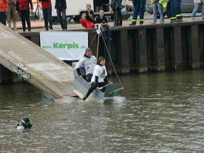 Bei Kaiserflug, Papierboot-Regatta und Kaiserrutsche am&uuml;sierten sich Teilnehmer und Publikum sehr. Kurz bevor Moderator Ludger Abeln vom Norddeutschen Rundfunk das Startsignal gegeben hatte, machte sich unter den Kindern Unruhe breit. Doch s&auml;mtliche Kunstwerke aus Papier, Pappe und ganz viel Kleister trugen ihre kleinen Besatzungsmitglieder zur&uuml;ck an die Rampe. Am schnellsten waren Bernhard M&uuml;ller und Elias Holthusen. Sie hatten f&uuml;r die Strecke lediglich 45 Sekunden gebraucht. C&auml;cilie M&uuml;ller und Jette R&uuml;themann, die einzigen M&auml;dchen unter den Teilnehmern der Papierboot-Regatta, erk&auml;mpften sich den zweiten Platz.