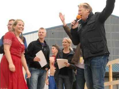 Bei Kaiserflug, Papierboot-Regatta und Kaiserrutsche am&uuml;sierten sich Teilnehmer und Publikum sehr. Kurz bevor Moderator Ludger Abeln vom Norddeutschen Rundfunk das Startsignal gegeben hatte, machte sich unter den Kindern Unruhe breit. Doch s&auml;mtliche Kunstwerke aus Papier, Pappe und ganz viel Kleister trugen ihre kleinen Besatzungsmitglieder zur&uuml;ck an die Rampe. Am schnellsten waren Bernhard M&uuml;ller und Elias Holthusen. Sie hatten f&uuml;r die Strecke lediglich 45 Sekunden gebraucht. C&auml;cilie M&uuml;ller und Jette R&uuml;themann, die einzigen M&auml;dchen unter den Teilnehmern der Papierboot-Regatta, erk&auml;mpften sich den zweiten Platz.