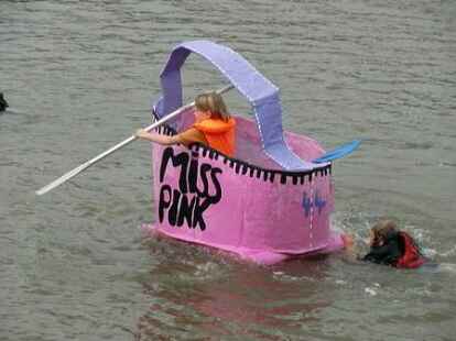 Bei Kaiserflug, Papierboot-Regatta und Kaiserrutsche am&uuml;sierten sich Teilnehmer und Publikum sehr. Kurz bevor Moderator Ludger Abeln vom Norddeutschen Rundfunk das Startsignal gegeben hatte, machte sich unter den Kindern Unruhe breit. Doch s&auml;mtliche Kunstwerke aus Papier, Pappe und ganz viel Kleister trugen ihre kleinen Besatzungsmitglieder zur&uuml;ck an die Rampe. Am schnellsten waren Bernhard M&uuml;ller und Elias Holthusen. Sie hatten f&uuml;r die Strecke lediglich 45 Sekunden gebraucht. C&auml;cilie M&uuml;ller und Jette R&uuml;themann, die einzigen M&auml;dchen unter den Teilnehmern der Papierboot-Regatta, erk&auml;mpften sich den zweiten Platz.