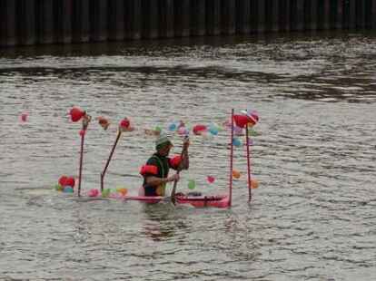 Bei Kaiserflug, Papierboot-Regatta und Kaiserrutsche am&uuml;sierten sich Teilnehmer und Publikum sehr. Kurz bevor Moderator Ludger Abeln vom Norddeutschen Rundfunk das Startsignal gegeben hatte, machte sich unter den Kindern Unruhe breit. Doch s&auml;mtliche Kunstwerke aus Papier, Pappe und ganz viel Kleister trugen ihre kleinen Besatzungsmitglieder zur&uuml;ck an die Rampe. Am schnellsten waren Bernhard M&uuml;ller und Elias Holthusen. Sie hatten f&uuml;r die Strecke lediglich 45 Sekunden gebraucht. C&auml;cilie M&uuml;ller und Jette R&uuml;themann, die einzigen M&auml;dchen unter den Teilnehmern der Papierboot-Regatta, erk&auml;mpften sich den zweiten Platz.