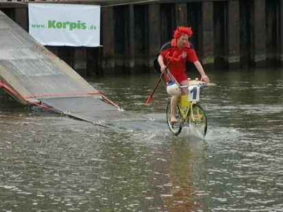 Bei Kaiserflug, Papierboot-Regatta und Kaiserrutsche am&uuml;sierten sich Teilnehmer und Publikum sehr. Kurz bevor Moderator Ludger Abeln vom Norddeutschen Rundfunk das Startsignal gegeben hatte, machte sich unter den Kindern Unruhe breit. Doch s&auml;mtliche Kunstwerke aus Papier, Pappe und ganz viel Kleister trugen ihre kleinen Besatzungsmitglieder zur&uuml;ck an die Rampe. Am schnellsten waren Bernhard M&uuml;ller und Elias Holthusen. Sie hatten f&uuml;r die Strecke lediglich 45 Sekunden gebraucht. C&auml;cilie M&uuml;ller und Jette R&uuml;themann, die einzigen M&auml;dchen unter den Teilnehmern der Papierboot-Regatta, erk&auml;mpften sich den zweiten Platz.