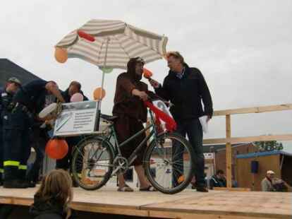 Bei Kaiserflug, Papierboot-Regatta und Kaiserrutsche am&uuml;sierten sich Teilnehmer und Publikum sehr. Kurz bevor Moderator Ludger Abeln vom Norddeutschen Rundfunk das Startsignal gegeben hatte, machte sich unter den Kindern Unruhe breit. Doch s&auml;mtliche Kunstwerke aus Papier, Pappe und ganz viel Kleister trugen ihre kleinen Besatzungsmitglieder zur&uuml;ck an die Rampe. Am schnellsten waren Bernhard M&uuml;ller und Elias Holthusen. Sie hatten f&uuml;r die Strecke lediglich 45 Sekunden gebraucht. C&auml;cilie M&uuml;ller und Jette R&uuml;themann, die einzigen M&auml;dchen unter den Teilnehmern der Papierboot-Regatta, erk&auml;mpften sich den zweiten Platz.