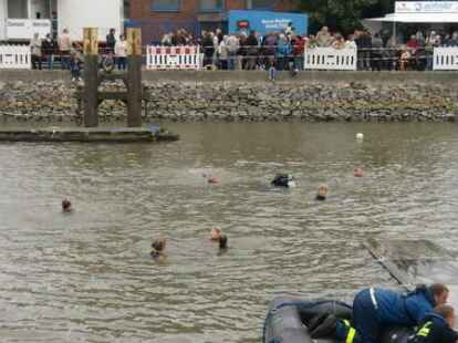 Bei Kaiserflug, Papierboot-Regatta und Kaiserrutsche am&uuml;sierten sich Teilnehmer und Publikum sehr. Kurz bevor Moderator Ludger Abeln vom Norddeutschen Rundfunk das Startsignal gegeben hatte, machte sich unter den Kindern Unruhe breit. Doch s&auml;mtliche Kunstwerke aus Papier, Pappe und ganz viel Kleister trugen ihre kleinen Besatzungsmitglieder zur&uuml;ck an die Rampe. Am schnellsten waren Bernhard M&uuml;ller und Elias Holthusen. Sie hatten f&uuml;r die Strecke lediglich 45 Sekunden gebraucht. C&auml;cilie M&uuml;ller und Jette R&uuml;themann, die einzigen M&auml;dchen unter den Teilnehmern der Papierboot-Regatta, erk&auml;mpften sich den zweiten Platz.