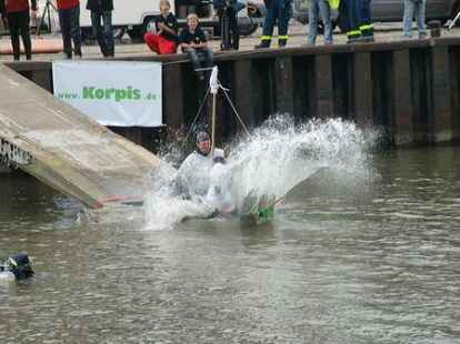 Bei Kaiserflug, Papierboot-Regatta und Kaiserrutsche am&uuml;sierten sich Teilnehmer und Publikum sehr. Kurz bevor Moderator Ludger Abeln vom Norddeutschen Rundfunk das Startsignal gegeben hatte, machte sich unter den Kindern Unruhe breit. Doch s&auml;mtliche Kunstwerke aus Papier, Pappe und ganz viel Kleister trugen ihre kleinen Besatzungsmitglieder zur&uuml;ck an die Rampe. Am schnellsten waren Bernhard M&uuml;ller und Elias Holthusen. Sie hatten f&uuml;r die Strecke lediglich 45 Sekunden gebraucht. C&auml;cilie M&uuml;ller und Jette R&uuml;themann, die einzigen M&auml;dchen unter den Teilnehmern der Papierboot-Regatta, erk&auml;mpften sich den zweiten Platz.