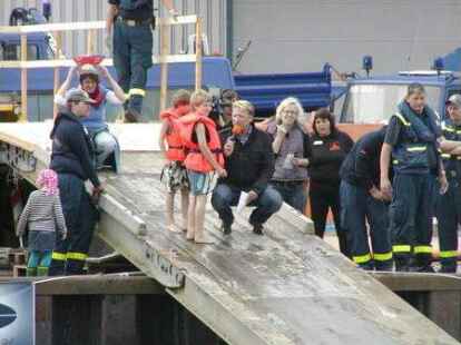 Bei Kaiserflug, Papierboot-Regatta und Kaiserrutsche am&uuml;sierten sich Teilnehmer und Publikum sehr. Kurz bevor Moderator Ludger Abeln vom Norddeutschen Rundfunk das Startsignal gegeben hatte, machte sich unter den Kindern Unruhe breit. Doch s&auml;mtliche Kunstwerke aus Papier, Pappe und ganz viel Kleister trugen ihre kleinen Besatzungsmitglieder zur&uuml;ck an die Rampe. Am schnellsten waren Bernhard M&uuml;ller und Elias Holthusen. Sie hatten f&uuml;r die Strecke lediglich 45 Sekunden gebraucht. C&auml;cilie M&uuml;ller und Jette R&uuml;themann, die einzigen M&auml;dchen unter den Teilnehmern der Papierboot-Regatta, erk&auml;mpften sich den zweiten Platz.