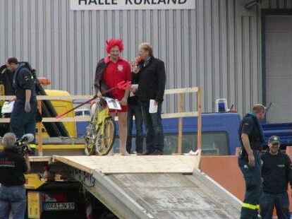 Bei Kaiserflug, Papierboot-Regatta und Kaiserrutsche am&uuml;sierten sich Teilnehmer und Publikum sehr. Kurz bevor Moderator Ludger Abeln vom Norddeutschen Rundfunk das Startsignal gegeben hatte, machte sich unter den Kindern Unruhe breit. Doch s&auml;mtliche Kunstwerke aus Papier, Pappe und ganz viel Kleister trugen ihre kleinen Besatzungsmitglieder zur&uuml;ck an die Rampe. Am schnellsten waren Bernhard M&uuml;ller und Elias Holthusen. Sie hatten f&uuml;r die Strecke lediglich 45 Sekunden gebraucht. C&auml;cilie M&uuml;ller und Jette R&uuml;themann, die einzigen M&auml;dchen unter den Teilnehmern der Papierboot-Regatta, erk&auml;mpften sich den zweiten Platz.