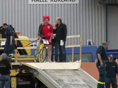 Bei Kaiserflug, Papierboot-Regatta und Kaiserrutsche am&uuml;sierten sich Teilnehmer und Publikum sehr. Kurz bevor Moderator Ludger Abeln vom Norddeutschen Rundfunk das Startsignal gegeben hatte, machte sich unter den Kindern Unruhe breit. Doch s&auml;mtliche Kunstwerke aus Papier, Pappe und ganz viel Kleister trugen ihre kleinen Besatzungsmitglieder zur&uuml;ck an die Rampe. Am schnellsten waren Bernhard M&uuml;ller und Elias Holthusen. Sie hatten f&uuml;r die Strecke lediglich 45 Sekunden gebraucht. C&auml;cilie M&uuml;ller und Jette R&uuml;themann, die einzigen M&auml;dchen unter den Teilnehmern der Papierboot-Regatta, erk&auml;mpften sich den zweiten Platz.