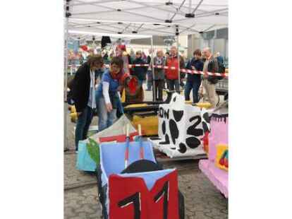 Bei Kaiserflug, Papierboot-Regatta und Kaiserrutsche am&uuml;sierten sich Teilnehmer und Publikum sehr. Kurz bevor Moderator Ludger Abeln vom Norddeutschen Rundfunk das Startsignal gegeben hatte, machte sich unter den Kindern Unruhe breit. Doch s&auml;mtliche Kunstwerke aus Papier, Pappe und ganz viel Kleister trugen ihre kleinen Besatzungsmitglieder zur&uuml;ck an die Rampe. Am schnellsten waren Bernhard M&uuml;ller und Elias Holthusen. Sie hatten f&uuml;r die Strecke lediglich 45 Sekunden gebraucht. C&auml;cilie M&uuml;ller und Jette R&uuml;themann, die einzigen M&auml;dchen unter den Teilnehmern der Papierboot-Regatta, erk&auml;mpften sich den zweiten Platz.