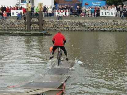 Bei Kaiserflug, Papierboot-Regatta und Kaiserrutsche am&uuml;sierten sich Teilnehmer und Publikum sehr. Kurz bevor Moderator Ludger Abeln vom Norddeutschen Rundfunk das Startsignal gegeben hatte, machte sich unter den Kindern Unruhe breit. Doch s&auml;mtliche Kunstwerke aus Papier, Pappe und ganz viel Kleister trugen ihre kleinen Besatzungsmitglieder zur&uuml;ck an die Rampe. Am schnellsten waren Bernhard M&uuml;ller und Elias Holthusen. Sie hatten f&uuml;r die Strecke lediglich 45 Sekunden gebraucht. C&auml;cilie M&uuml;ller und Jette R&uuml;themann, die einzigen M&auml;dchen unter den Teilnehmern der Papierboot-Regatta, erk&auml;mpften sich den zweiten Platz.