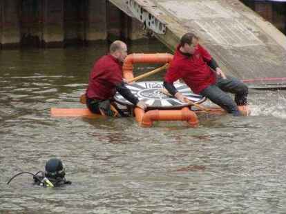 Bei Kaiserflug, Papierboot-Regatta und Kaiserrutsche am&uuml;sierten sich Teilnehmer und Publikum sehr. Kurz bevor Moderator Ludger Abeln vom Norddeutschen Rundfunk das Startsignal gegeben hatte, machte sich unter den Kindern Unruhe breit. Doch s&auml;mtliche Kunstwerke aus Papier, Pappe und ganz viel Kleister trugen ihre kleinen Besatzungsmitglieder zur&uuml;ck an die Rampe. Am schnellsten waren Bernhard M&uuml;ller und Elias Holthusen. Sie hatten f&uuml;r die Strecke lediglich 45 Sekunden gebraucht. C&auml;cilie M&uuml;ller und Jette R&uuml;themann, die einzigen M&auml;dchen unter den Teilnehmern der Papierboot-Regatta, erk&auml;mpften sich den zweiten Platz.