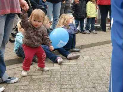 Bei Kaiserflug, Papierboot-Regatta und Kaiserrutsche am&uuml;sierten sich Teilnehmer und Publikum sehr. Kurz bevor Moderator Ludger Abeln vom Norddeutschen Rundfunk das Startsignal gegeben hatte, machte sich unter den Kindern Unruhe breit. Doch s&auml;mtliche Kunstwerke aus Papier, Pappe und ganz viel Kleister trugen ihre kleinen Besatzungsmitglieder zur&uuml;ck an die Rampe. Am schnellsten waren Bernhard M&uuml;ller und Elias Holthusen. Sie hatten f&uuml;r die Strecke lediglich 45 Sekunden gebraucht. C&auml;cilie M&uuml;ller und Jette R&uuml;themann, die einzigen M&auml;dchen unter den Teilnehmern der Papierboot-Regatta, erk&auml;mpften sich den zweiten Platz.