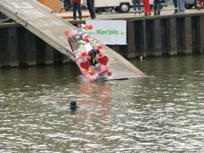 Bei Kaiserflug, Papierboot-Regatta und Kaiserrutsche am&uuml;sierten sich Teilnehmer und Publikum sehr. Kurz bevor Moderator Ludger Abeln vom Norddeutschen Rundfunk das Startsignal gegeben hatte, machte sich unter den Kindern Unruhe breit. Doch s&auml;mtliche Kunstwerke aus Papier, Pappe und ganz viel Kleister trugen ihre kleinen Besatzungsmitglieder zur&uuml;ck an die Rampe. Am schnellsten waren Bernhard M&uuml;ller und Elias Holthusen. Sie hatten f&uuml;r die Strecke lediglich 45 Sekunden gebraucht. C&auml;cilie M&uuml;ller und Jette R&uuml;themann, die einzigen M&auml;dchen unter den Teilnehmern der Papierboot-Regatta, erk&auml;mpften sich den zweiten Platz.