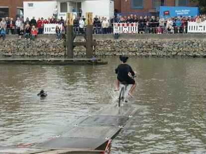 Bei Kaiserflug, Papierboot-Regatta und Kaiserrutsche am&uuml;sierten sich Teilnehmer und Publikum sehr. Kurz bevor Moderator Ludger Abeln vom Norddeutschen Rundfunk das Startsignal gegeben hatte, machte sich unter den Kindern Unruhe breit. Doch s&auml;mtliche Kunstwerke aus Papier, Pappe und ganz viel Kleister trugen ihre kleinen Besatzungsmitglieder zur&uuml;ck an die Rampe. Am schnellsten waren Bernhard M&uuml;ller und Elias Holthusen. Sie hatten f&uuml;r die Strecke lediglich 45 Sekunden gebraucht. C&auml;cilie M&uuml;ller und Jette R&uuml;themann, die einzigen M&auml;dchen unter den Teilnehmern der Papierboot-Regatta, erk&auml;mpften sich den zweiten Platz.