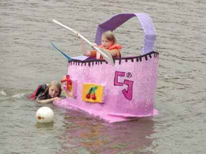 Bei Kaiserflug, Papierboot-Regatta und Kaiserrutsche am&uuml;sierten sich Teilnehmer und Publikum sehr. Kurz bevor Moderator Ludger Abeln vom Norddeutschen Rundfunk das Startsignal gegeben hatte, machte sich unter den Kindern Unruhe breit. Doch s&auml;mtliche Kunstwerke aus Papier, Pappe und ganz viel Kleister trugen ihre kleinen Besatzungsmitglieder zur&uuml;ck an die Rampe. Am schnellsten waren Bernhard M&uuml;ller und Elias Holthusen. Sie hatten f&uuml;r die Strecke lediglich 45 Sekunden gebraucht. C&auml;cilie M&uuml;ller und Jette R&uuml;themann, die einzigen M&auml;dchen unter den Teilnehmern der Papierboot-Regatta, erk&auml;mpften sich den zweiten Platz.