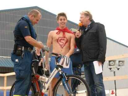 Bei Kaiserflug, Papierboot-Regatta und Kaiserrutsche am&uuml;sierten sich Teilnehmer und Publikum sehr. Kurz bevor Moderator Ludger Abeln vom Norddeutschen Rundfunk das Startsignal gegeben hatte, machte sich unter den Kindern Unruhe breit. Doch s&auml;mtliche Kunstwerke aus Papier, Pappe und ganz viel Kleister trugen ihre kleinen Besatzungsmitglieder zur&uuml;ck an die Rampe. Am schnellsten waren Bernhard M&uuml;ller und Elias Holthusen. Sie hatten f&uuml;r die Strecke lediglich 45 Sekunden gebraucht. C&auml;cilie M&uuml;ller und Jette R&uuml;themann, die einzigen M&auml;dchen unter den Teilnehmern der Papierboot-Regatta, erk&auml;mpften sich den zweiten Platz.