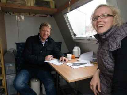 Bei Kaiserflug, Papierboot-Regatta und Kaiserrutsche am&uuml;sierten sich Teilnehmer und Publikum sehr. Kurz bevor Moderator Ludger Abeln vom Norddeutschen Rundfunk das Startsignal gegeben hatte, machte sich unter den Kindern Unruhe breit. Doch s&auml;mtliche Kunstwerke aus Papier, Pappe und ganz viel Kleister trugen ihre kleinen Besatzungsmitglieder zur&uuml;ck an die Rampe. Am schnellsten waren Bernhard M&uuml;ller und Elias Holthusen. Sie hatten f&uuml;r die Strecke lediglich 45 Sekunden gebraucht. C&auml;cilie M&uuml;ller und Jette R&uuml;themann, die einzigen M&auml;dchen unter den Teilnehmern der Papierboot-Regatta, erk&auml;mpften sich den zweiten Platz.