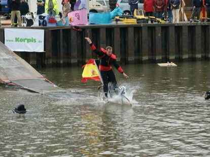 Bei Kaiserflug, Papierboot-Regatta und Kaiserrutsche am&uuml;sierten sich Teilnehmer und Publikum sehr. Kurz bevor Moderator Ludger Abeln vom Norddeutschen Rundfunk das Startsignal gegeben hatte, machte sich unter den Kindern Unruhe breit. Doch s&auml;mtliche Kunstwerke aus Papier, Pappe und ganz viel Kleister trugen ihre kleinen Besatzungsmitglieder zur&uuml;ck an die Rampe. Am schnellsten waren Bernhard M&uuml;ller und Elias Holthusen. Sie hatten f&uuml;r die Strecke lediglich 45 Sekunden gebraucht. C&auml;cilie M&uuml;ller und Jette R&uuml;themann, die einzigen M&auml;dchen unter den Teilnehmern der Papierboot-Regatta, erk&auml;mpften sich den zweiten Platz.