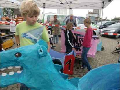 Bei Kaiserflug, Papierboot-Regatta und Kaiserrutsche am&uuml;sierten sich Teilnehmer und Publikum sehr. Kurz bevor Moderator Ludger Abeln vom Norddeutschen Rundfunk das Startsignal gegeben hatte, machte sich unter den Kindern Unruhe breit. Doch s&auml;mtliche Kunstwerke aus Papier, Pappe und ganz viel Kleister trugen ihre kleinen Besatzungsmitglieder zur&uuml;ck an die Rampe. Am schnellsten waren Bernhard M&uuml;ller und Elias Holthusen. Sie hatten f&uuml;r die Strecke lediglich 45 Sekunden gebraucht. C&auml;cilie M&uuml;ller und Jette R&uuml;themann, die einzigen M&auml;dchen unter den Teilnehmern der Papierboot-Regatta, erk&auml;mpften sich den zweiten Platz.