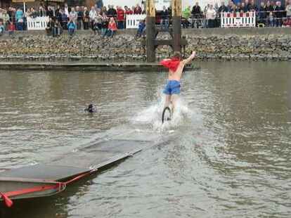 Bei Kaiserflug, Papierboot-Regatta und Kaiserrutsche am&uuml;sierten sich Teilnehmer und Publikum sehr. Kurz bevor Moderator Ludger Abeln vom Norddeutschen Rundfunk das Startsignal gegeben hatte, machte sich unter den Kindern Unruhe breit. Doch s&auml;mtliche Kunstwerke aus Papier, Pappe und ganz viel Kleister trugen ihre kleinen Besatzungsmitglieder zur&uuml;ck an die Rampe. Am schnellsten waren Bernhard M&uuml;ller und Elias Holthusen. Sie hatten f&uuml;r die Strecke lediglich 45 Sekunden gebraucht. C&auml;cilie M&uuml;ller und Jette R&uuml;themann, die einzigen M&auml;dchen unter den Teilnehmern der Papierboot-Regatta, erk&auml;mpften sich den zweiten Platz.