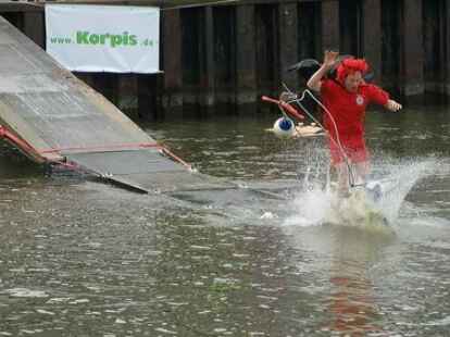 Bei Kaiserflug, Papierboot-Regatta und Kaiserrutsche am&uuml;sierten sich Teilnehmer und Publikum sehr. Kurz bevor Moderator Ludger Abeln vom Norddeutschen Rundfunk das Startsignal gegeben hatte, machte sich unter den Kindern Unruhe breit. Doch s&auml;mtliche Kunstwerke aus Papier, Pappe und ganz viel Kleister trugen ihre kleinen Besatzungsmitglieder zur&uuml;ck an die Rampe. Am schnellsten waren Bernhard M&uuml;ller und Elias Holthusen. Sie hatten f&uuml;r die Strecke lediglich 45 Sekunden gebraucht. C&auml;cilie M&uuml;ller und Jette R&uuml;themann, die einzigen M&auml;dchen unter den Teilnehmern der Papierboot-Regatta, erk&auml;mpften sich den zweiten Platz.