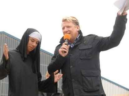 Bei Kaiserflug, Papierboot-Regatta und Kaiserrutsche am&uuml;sierten sich Teilnehmer und Publikum sehr. Kurz bevor Moderator Ludger Abeln vom Norddeutschen Rundfunk das Startsignal gegeben hatte, machte sich unter den Kindern Unruhe breit. Doch s&auml;mtliche Kunstwerke aus Papier, Pappe und ganz viel Kleister trugen ihre kleinen Besatzungsmitglieder zur&uuml;ck an die Rampe. Am schnellsten waren Bernhard M&uuml;ller und Elias Holthusen. Sie hatten f&uuml;r die Strecke lediglich 45 Sekunden gebraucht. C&auml;cilie M&uuml;ller und Jette R&uuml;themann, die einzigen M&auml;dchen unter den Teilnehmern der Papierboot-Regatta, erk&auml;mpften sich den zweiten Platz.