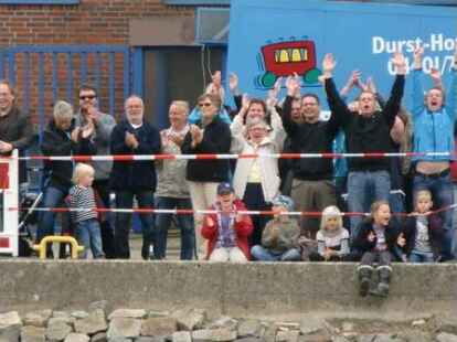 Bei Kaiserflug, Papierboot-Regatta und Kaiserrutsche am&uuml;sierten sich Teilnehmer und Publikum sehr. Kurz bevor Moderator Ludger Abeln vom Norddeutschen Rundfunk das Startsignal gegeben hatte, machte sich unter den Kindern Unruhe breit. Doch s&auml;mtliche Kunstwerke aus Papier, Pappe und ganz viel Kleister trugen ihre kleinen Besatzungsmitglieder zur&uuml;ck an die Rampe. Am schnellsten waren Bernhard M&uuml;ller und Elias Holthusen. Sie hatten f&uuml;r die Strecke lediglich 45 Sekunden gebraucht. C&auml;cilie M&uuml;ller und Jette R&uuml;themann, die einzigen M&auml;dchen unter den Teilnehmern der Papierboot-Regatta, erk&auml;mpften sich den zweiten Platz.