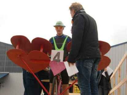Bei Kaiserflug, Papierboot-Regatta und Kaiserrutsche am&uuml;sierten sich Teilnehmer und Publikum sehr. Kurz bevor Moderator Ludger Abeln vom Norddeutschen Rundfunk das Startsignal gegeben hatte, machte sich unter den Kindern Unruhe breit. Doch s&auml;mtliche Kunstwerke aus Papier, Pappe und ganz viel Kleister trugen ihre kleinen Besatzungsmitglieder zur&uuml;ck an die Rampe. Am schnellsten waren Bernhard M&uuml;ller und Elias Holthusen. Sie hatten f&uuml;r die Strecke lediglich 45 Sekunden gebraucht. C&auml;cilie M&uuml;ller und Jette R&uuml;themann, die einzigen M&auml;dchen unter den Teilnehmern der Papierboot-Regatta, erk&auml;mpften sich den zweiten Platz.