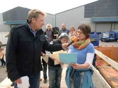 Bei Kaiserflug, Papierboot-Regatta und Kaiserrutsche am&uuml;sierten sich Teilnehmer und Publikum sehr. Kurz bevor Moderator Ludger Abeln vom Norddeutschen Rundfunk das Startsignal gegeben hatte, machte sich unter den Kindern Unruhe breit. Doch s&auml;mtliche Kunstwerke aus Papier, Pappe und ganz viel Kleister trugen ihre kleinen Besatzungsmitglieder zur&uuml;ck an die Rampe. Am schnellsten waren Bernhard M&uuml;ller und Elias Holthusen. Sie hatten f&uuml;r die Strecke lediglich 45 Sekunden gebraucht. C&auml;cilie M&uuml;ller und Jette R&uuml;themann, die einzigen M&auml;dchen unter den Teilnehmern der Papierboot-Regatta, erk&auml;mpften sich den zweiten Platz.
