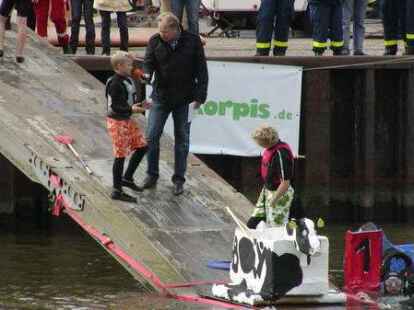 Bei Kaiserflug, Papierboot-Regatta und Kaiserrutsche am&uuml;sierten sich Teilnehmer und Publikum sehr. Kurz bevor Moderator Ludger Abeln vom Norddeutschen Rundfunk das Startsignal gegeben hatte, machte sich unter den Kindern Unruhe breit. Doch s&auml;mtliche Kunstwerke aus Papier, Pappe und ganz viel Kleister trugen ihre kleinen Besatzungsmitglieder zur&uuml;ck an die Rampe. Am schnellsten waren Bernhard M&uuml;ller und Elias Holthusen. Sie hatten f&uuml;r die Strecke lediglich 45 Sekunden gebraucht. C&auml;cilie M&uuml;ller und Jette R&uuml;themann, die einzigen M&auml;dchen unter den Teilnehmern der Papierboot-Regatta, erk&auml;mpften sich den zweiten Platz.