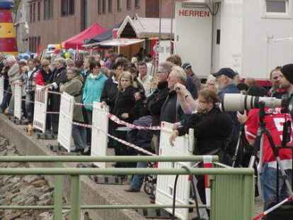 Bei Kaiserflug, Papierboot-Regatta und Kaiserrutsche am&uuml;sierten sich Teilnehmer und Publikum sehr. Kurz bevor Moderator Ludger Abeln vom Norddeutschen Rundfunk das Startsignal gegeben hatte, machte sich unter den Kindern Unruhe breit. Doch s&auml;mtliche Kunstwerke aus Papier, Pappe und ganz viel Kleister trugen ihre kleinen Besatzungsmitglieder zur&uuml;ck an die Rampe. Am schnellsten waren Bernhard M&uuml;ller und Elias Holthusen. Sie hatten f&uuml;r die Strecke lediglich 45 Sekunden gebraucht. C&auml;cilie M&uuml;ller und Jette R&uuml;themann, die einzigen M&auml;dchen unter den Teilnehmern der Papierboot-Regatta, erk&auml;mpften sich den zweiten Platz.