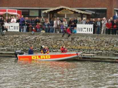 Bei Kaiserflug, Papierboot-Regatta und Kaiserrutsche am&uuml;sierten sich Teilnehmer und Publikum sehr. Kurz bevor Moderator Ludger Abeln vom Norddeutschen Rundfunk das Startsignal gegeben hatte, machte sich unter den Kindern Unruhe breit. Doch s&auml;mtliche Kunstwerke aus Papier, Pappe und ganz viel Kleister trugen ihre kleinen Besatzungsmitglieder zur&uuml;ck an die Rampe. Am schnellsten waren Bernhard M&uuml;ller und Elias Holthusen. Sie hatten f&uuml;r die Strecke lediglich 45 Sekunden gebraucht. C&auml;cilie M&uuml;ller und Jette R&uuml;themann, die einzigen M&auml;dchen unter den Teilnehmern der Papierboot-Regatta, erk&auml;mpften sich den zweiten Platz.