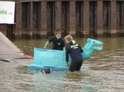 Bei Kaiserflug, Papierboot-Regatta und Kaiserrutsche am&uuml;sierten sich Teilnehmer und Publikum sehr. Kurz bevor Moderator Ludger Abeln vom Norddeutschen Rundfunk das Startsignal gegeben hatte, machte sich unter den Kindern Unruhe breit. Doch s&auml;mtliche Kunstwerke aus Papier, Pappe und ganz viel Kleister trugen ihre kleinen Besatzungsmitglieder zur&uuml;ck an die Rampe. Am schnellsten waren Bernhard M&uuml;ller und Elias Holthusen. Sie hatten f&uuml;r die Strecke lediglich 45 Sekunden gebraucht. C&auml;cilie M&uuml;ller und Jette R&uuml;themann, die einzigen M&auml;dchen unter den Teilnehmern der Papierboot-Regatta, erk&auml;mpften sich den zweiten Platz.
