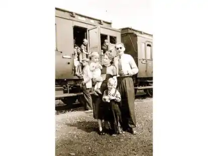 Hier wandert die Familie B&ouml;ttcher aus: die Eltern Ursula und G&uuml;nther B&ouml;ttcher mit ihren S&ouml;hnen Ralf-Roger (auf dem Arm) und Jens Uwe auf dem Weg nach Kanada