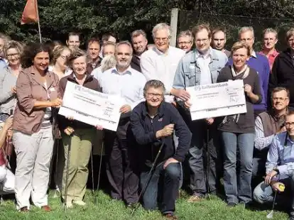 Freuten sich &uuml;ber die rege Teilnahme beim OBIC-Swin-Golf-Cup (vorne, von links): Susanne Osth&ouml;vener, Heike M&uuml;ller (beide F&ouml;rderverein Grundschule Rostrup), Schirmherr Thomas Kossendey, Dieter Schnitger (OBIC), Wilke Schnitger (OBIC), Susanne Franke (Kinderhospiz St. Peter) sowie OB Gerd Schwandner (vorne). Auftritt zwischen Spitzenunterw&auml;sche: Franziska Urio singt bei der Er&ouml;ffnung von &bdquo;Lascana